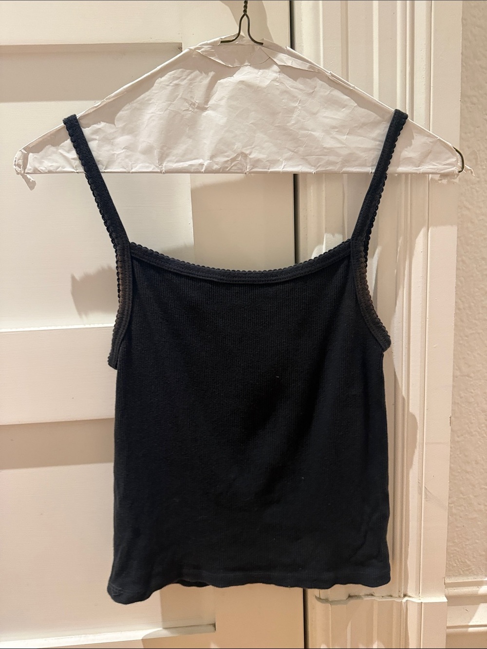 ✨ Brandy Melville Scallop Edge Strappy Tank Top ✨